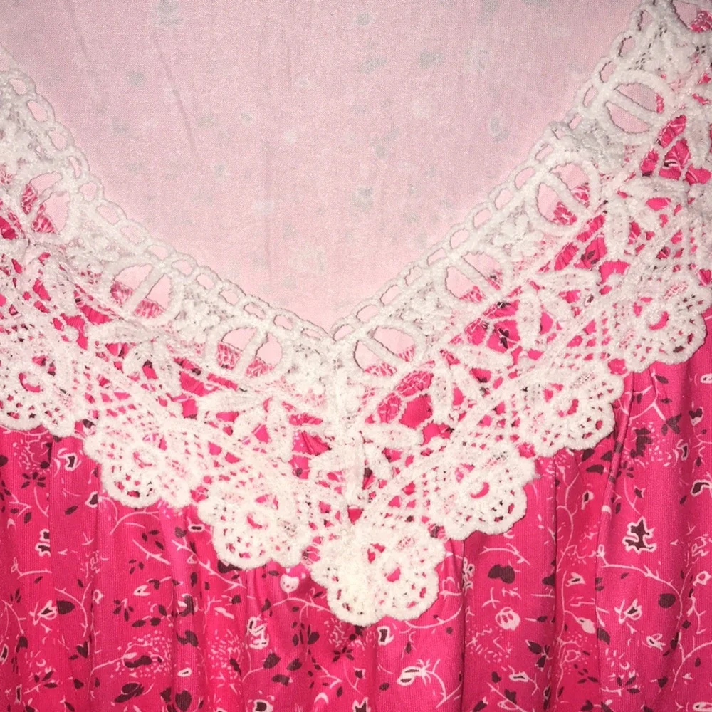 ✅ NWOT Short Sleeve Top with lace neckline
